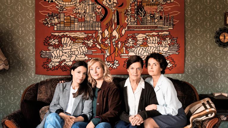 "Preis der Freiheit": Else Bohla (Angela Winkler) sitzt mit ihren Töchtern Ina Winter (Nicolette Krebitz), Lotte Bohla (Nadja Uhl) und Margot Spindler (Barbara Auer) auf einem Sofa vor einem auffälligen, rot gemusterten Wandteppich.