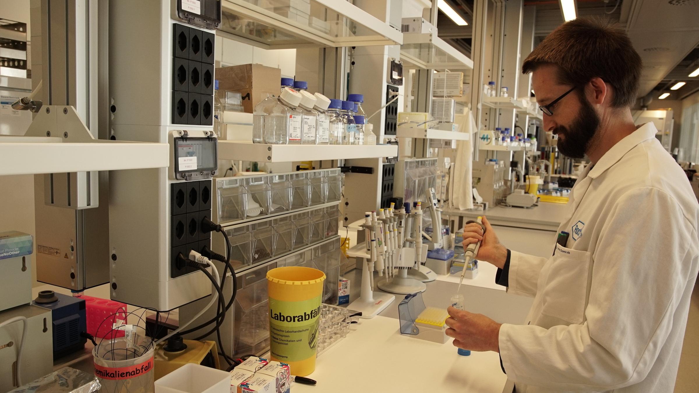 "ZDFzeit: Killerkeime - Wenn Antibiotika nicht mehr wirken": Ein Wissenschaftler vom Pharmaunternehmen Roche im Labor.