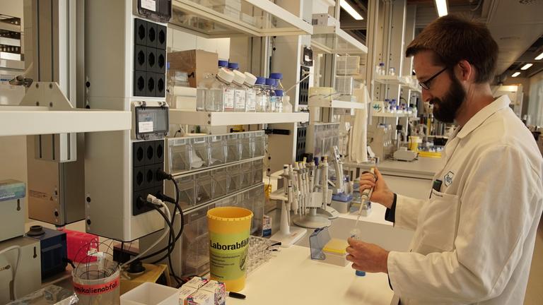 "ZDFzeit: Killerkeime - Wenn Antibiotika nicht mehr wirken": Ein Wissenschaftler vom Pharmaunternehmen Roche im Labor.