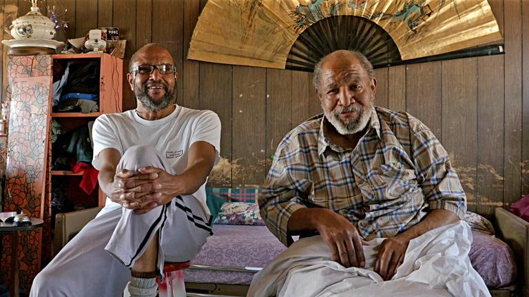 "Barstow, California": Abraham und Robert Jackson in Nahaufnahme innen.