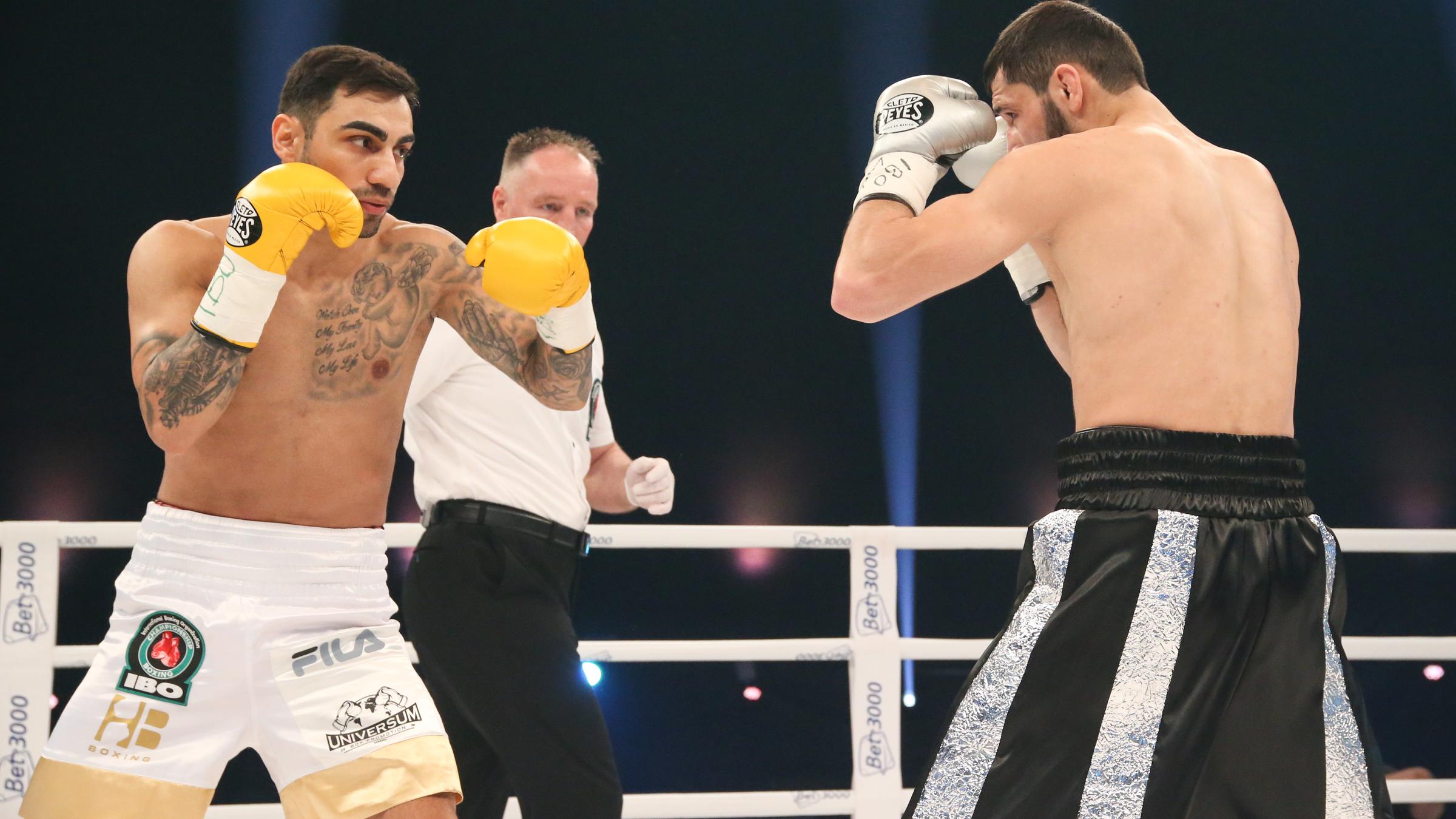 ZDF SPORTextra -  Superleichtgewicht, IBO-International-Titel, Hamburg, 09.11.2019:  Artem Harutyunyan (Hamburg, GER, l.) - Islam Dumanov (RUS)