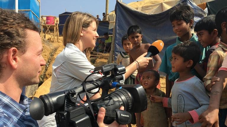 "logo! extra: Rohingya auf der Flucht": "logo!"-Reporterin Jennifer Sieglar interviewt Kinder in einem Flüchtlingslager in Bangladesch. Neben ihr steht VJ Christian Hill mit der Kamera.