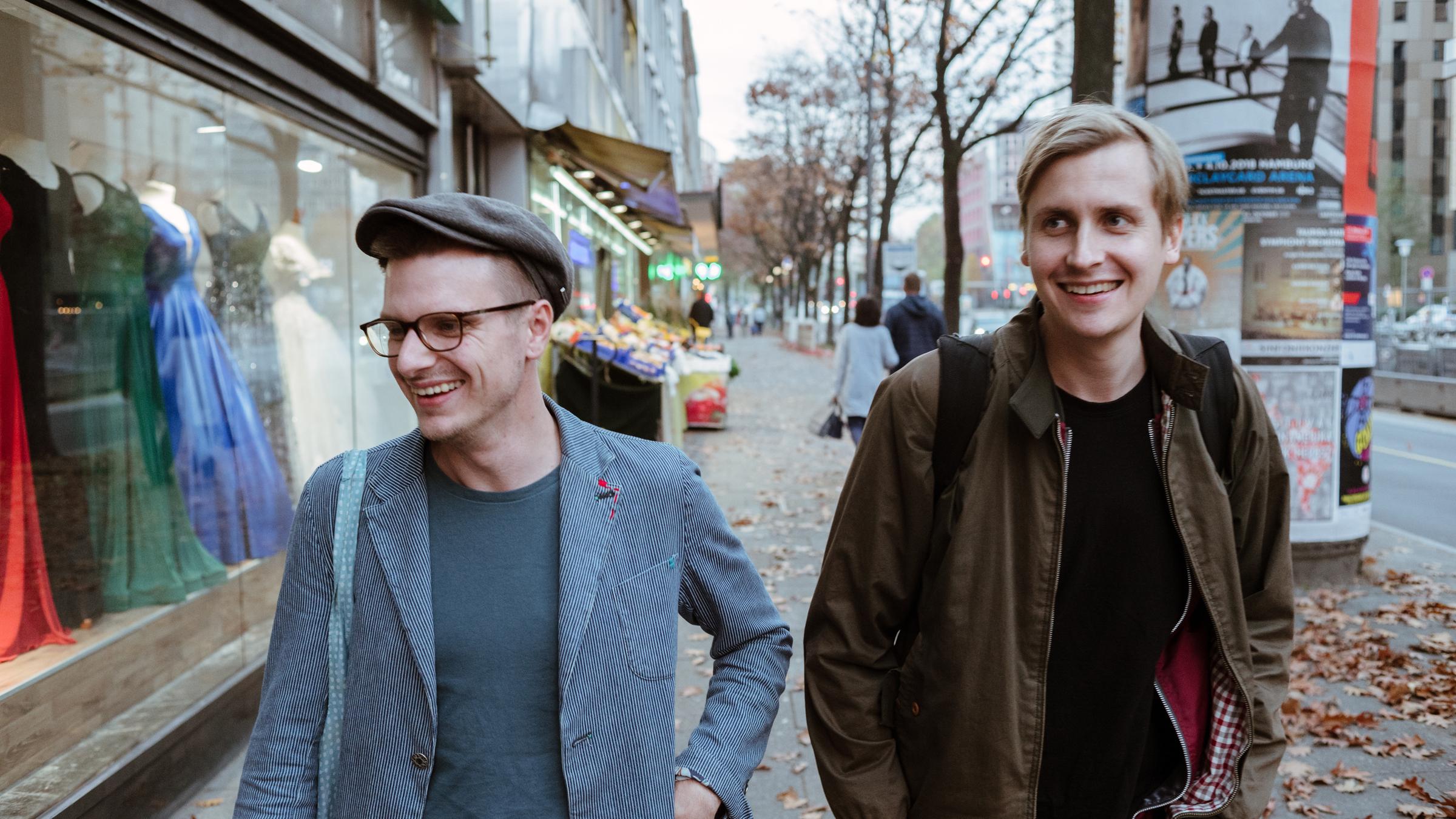 "Satire Battle": Till Reiners und Moritz Neumeier schlendern lachend an Schaufenstern vorbei.