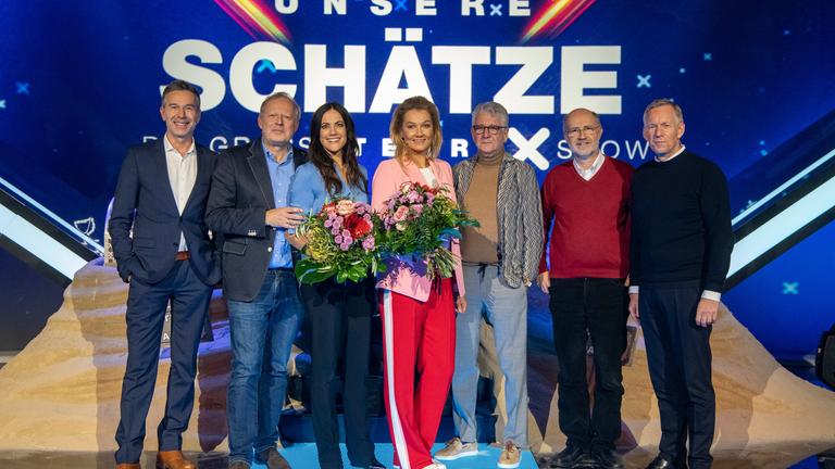 "Unsere Schätze - Die große "Terra X"-Show": Dirk Steffens, Axel Milberg, Franziska Zimmermann, Franziska van Almsick, Marcel Reif, Harald Lesch und Johannes B. Kerner stehen nebeneinander, im Hintergrund das Logo der Sendung.