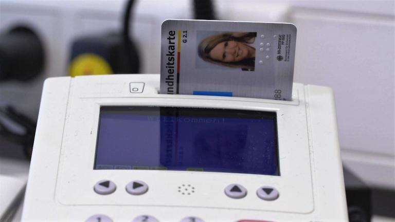 "ZDFzoom: Der gläserne Patient - Daten in Gefahr?": Die elektronische Gesundheitskarte in einem Lesegerät.
