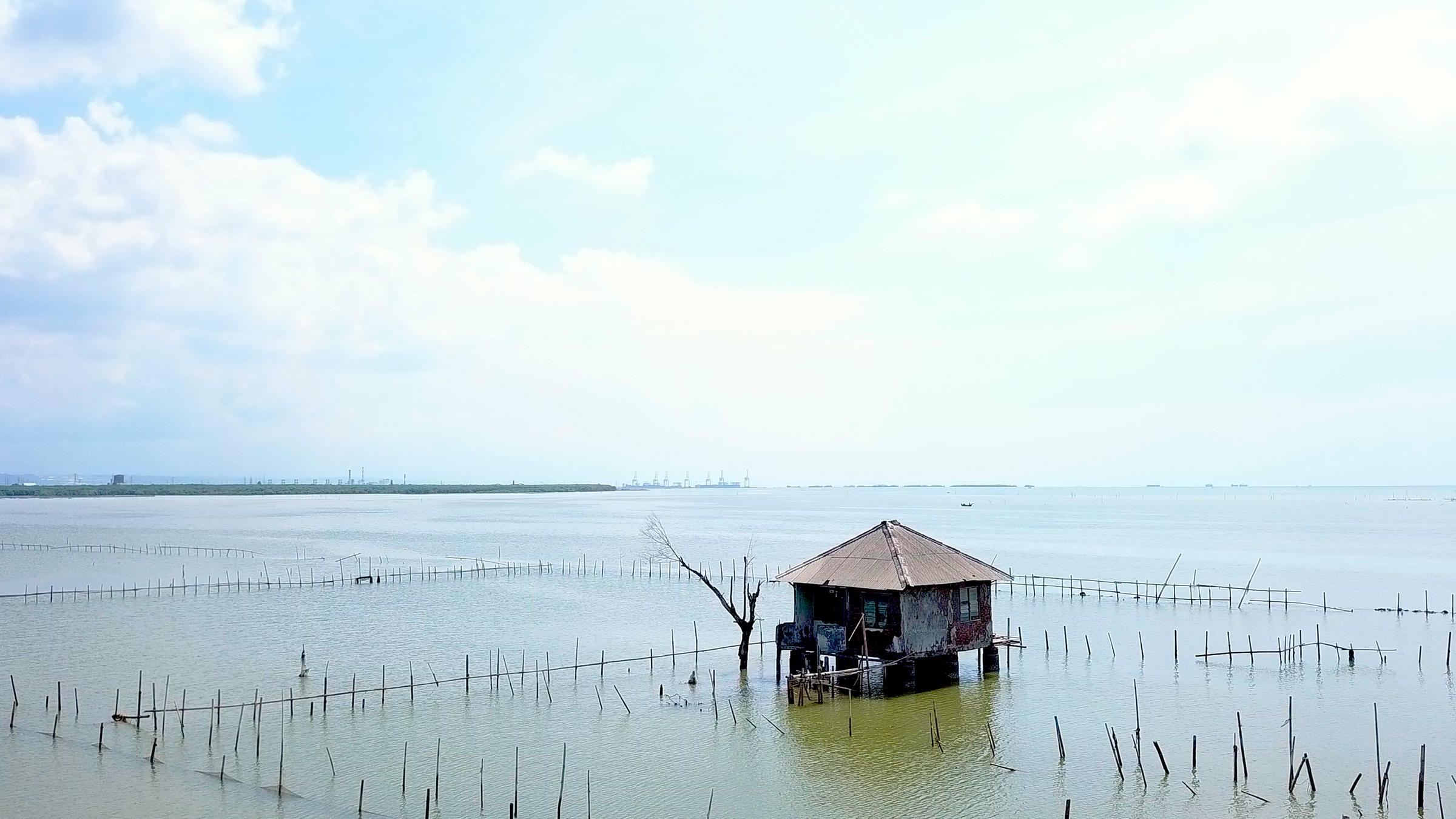 3sat-Klimaschwerpunkt: Ein Haus steht inmitten von Wassermassen an der Nordlüste Javas/Indonesien