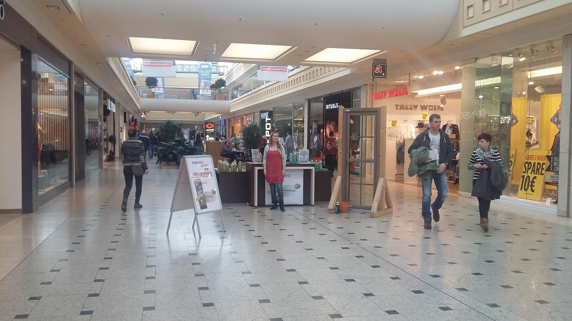 "ZDFzeit: Achtung, Kundenfalle! - Rabatt-Tricks, Preisfallen & Co.": Die Eingangshalle einer großen Shopping-Mall.