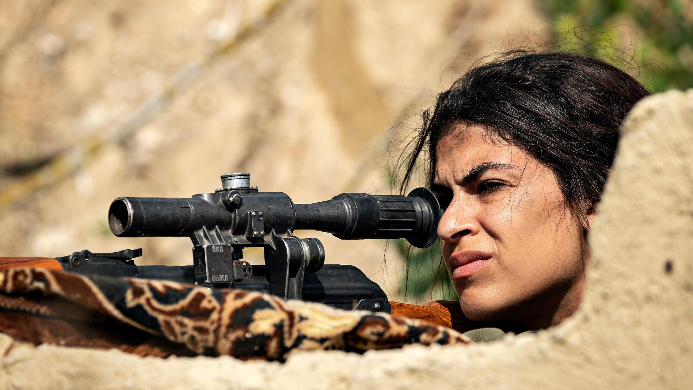 "Countdown Copenhagen 2": June al-Baqee (Yasmin Mahoud) liegt am Boden und schaut dabei durch das am Gewehr befestigte Zielfernrohr.