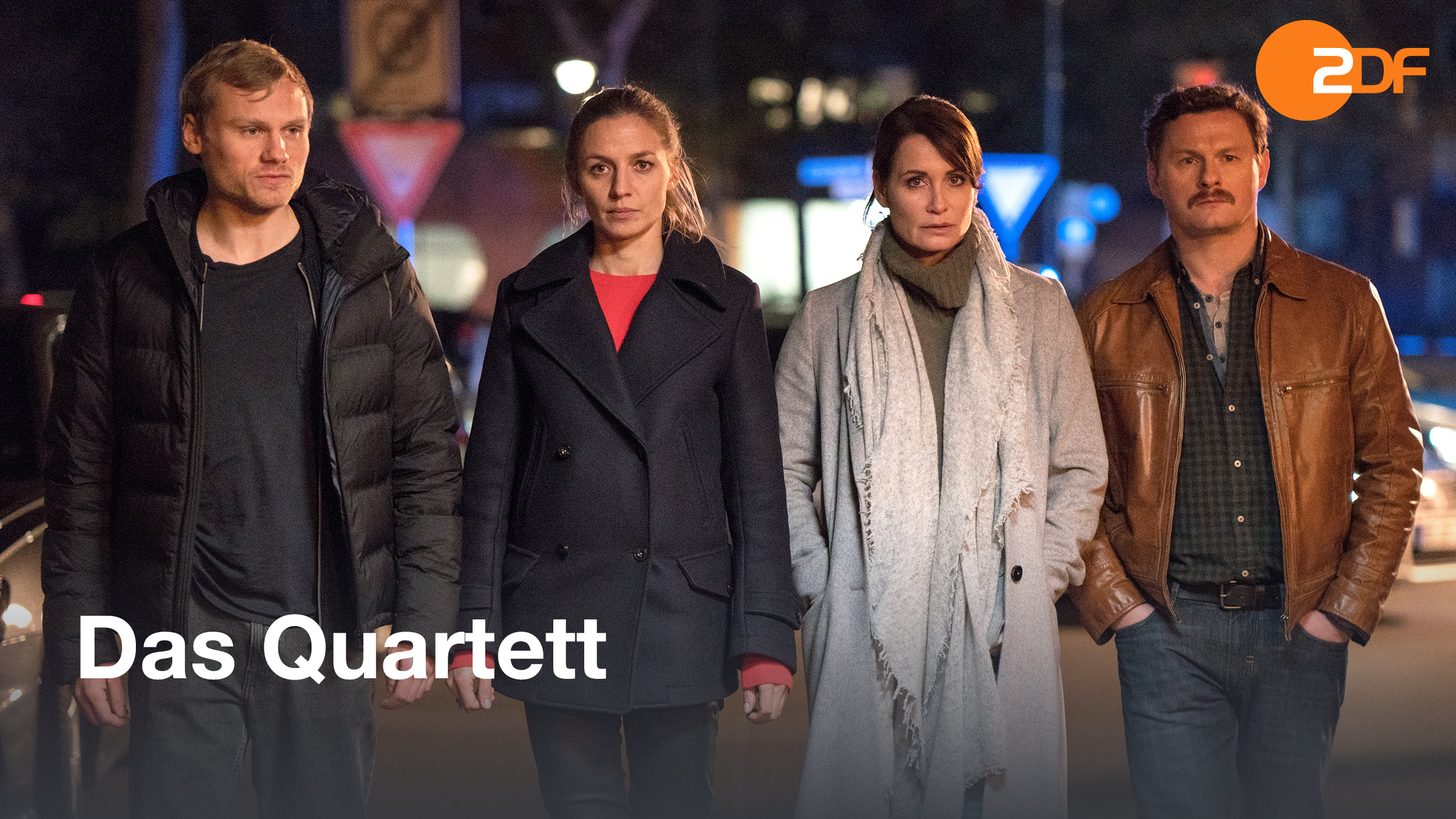 Das Quartett - Der Lange Schatten des Todes": Linus Roth (Anton Spieker), Pia Walther (Annika Blendl), Maike Riem (Anja Kling) und Christoph Hofherr (Shenja Lacher) laufen zusammen in der Dunkelheit die Straße entlang.