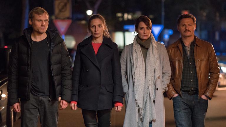 Das Quartett - Der Lange Schatten des Todes": Linus Roth (Anton Spieker), Pia Walther (Annika Blendl), Maike Riem (Anja Kling) und Christoph Hofherr (Shenja Lacher) laufen zusammen in der Dunkelheit die Straße entlang.