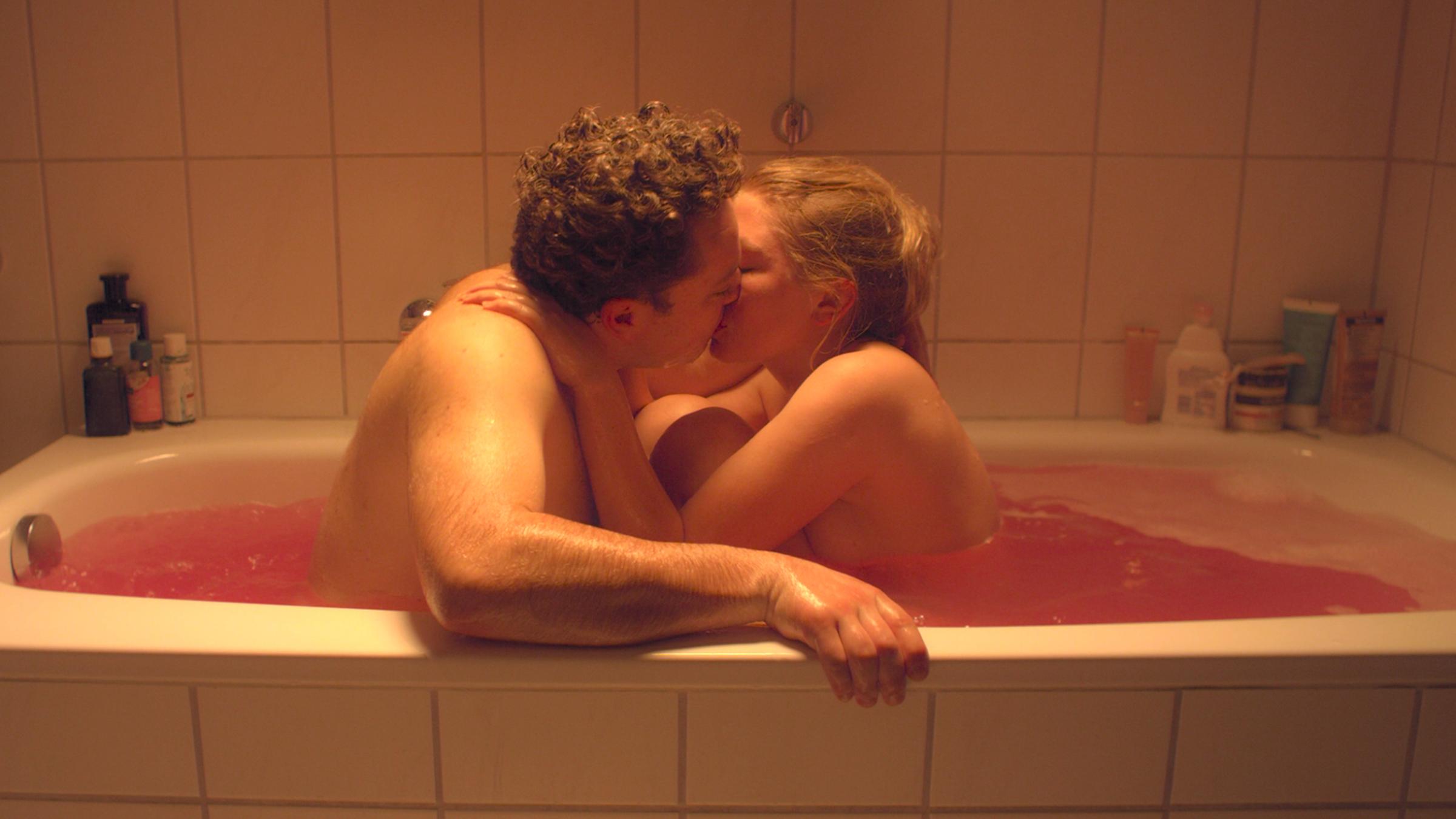 "Das kleine Fernsehspiel: FETT UND FETT - 2. Voll nett": Jaksch (Jakob Schreier) und Hanna (Isabella Wolf) sitzen knutschend in der Badewanne.