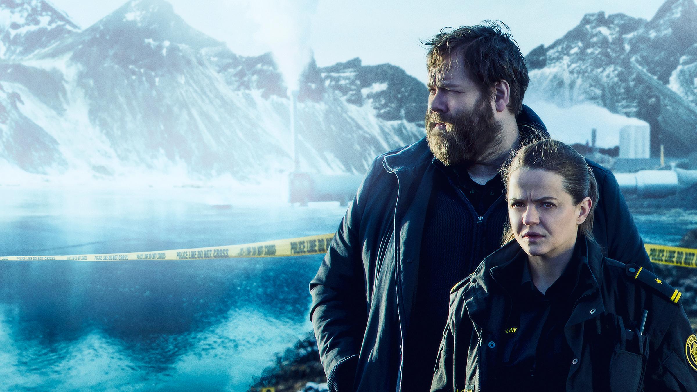 "Trapped II - Gefangen in Island (1)": Andri (Ólafur Darri Ólafsson) und Hinrika (Ilmur Kristjánsdóttir) in Nahaufnahme vor einem isländischen Fjord.
