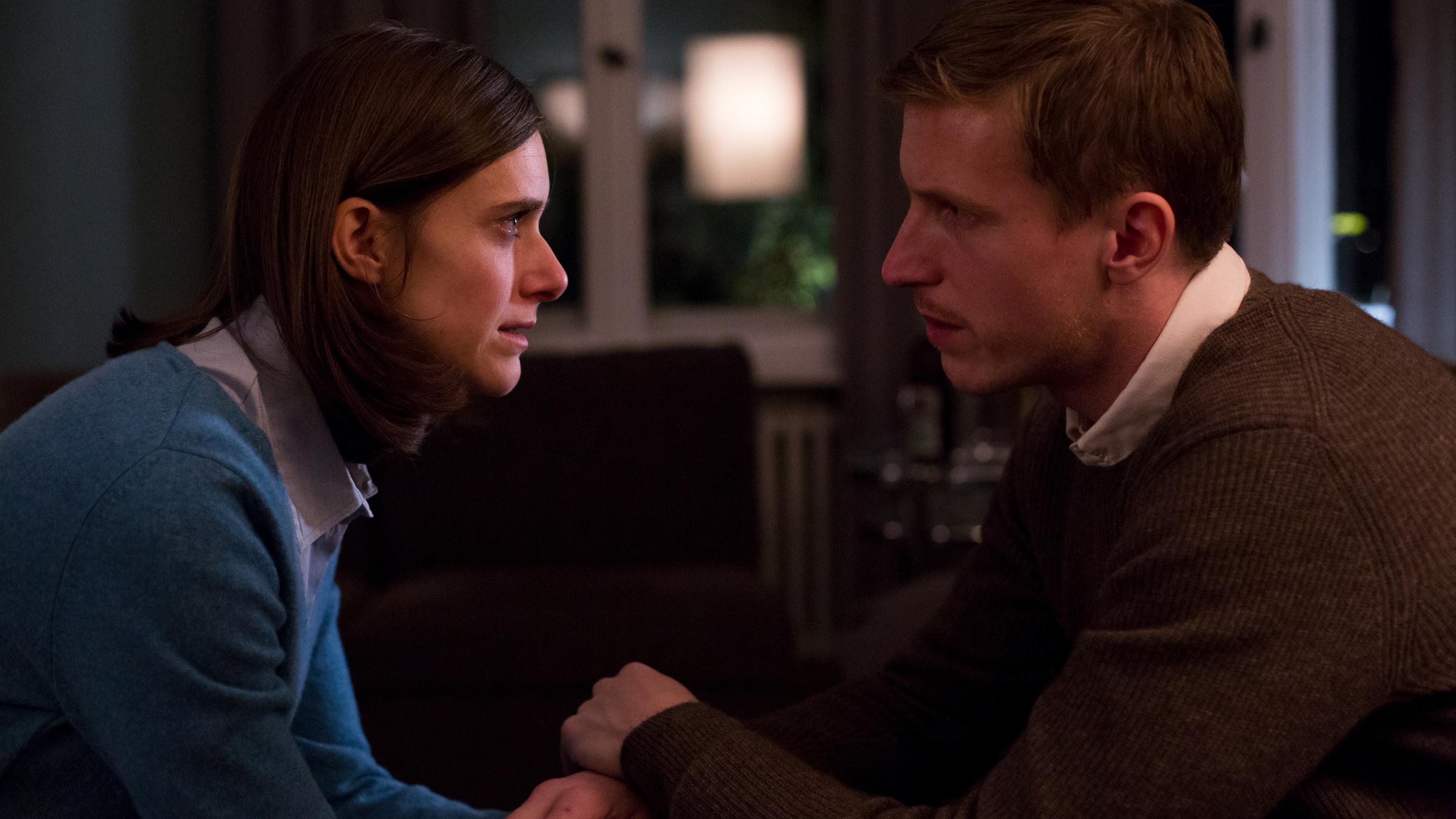 „Die Schattenfreundin“: In einem Wohnzimmer am Abend. Thomas Ortrup (Golo Euler) und Kathrin Ortrup (Miriam Stein) schauen einander verzweifelt an.