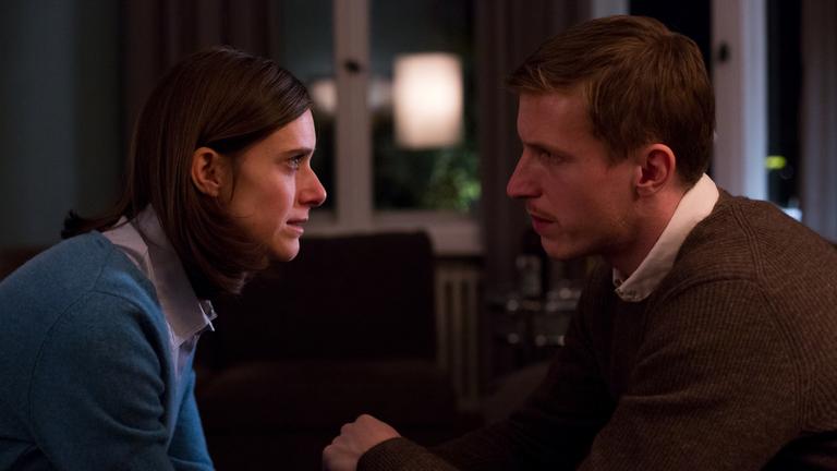 „Die Schattenfreundin“: In einem Wohnzimmer am Abend. Thomas Ortrup (Golo Euler) und Kathrin Ortrup (Miriam Stein) schauen einander verzweifelt an.