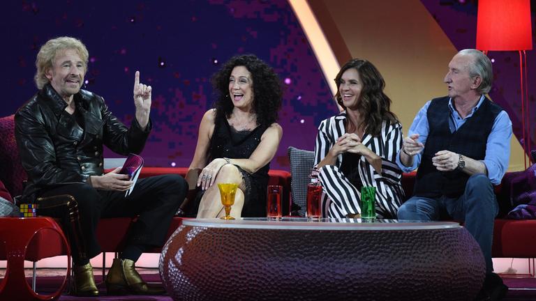 "Gottschalks große 80er-Show": Thomas Gottschalk, Barbara Wussow, Katarina Witt und Mike Krüger sitzen nebeneinander auf der Couch und unterhalten sich lachend. Thomas Gottschalk hat seinen linken Zeigefinger erhoben.