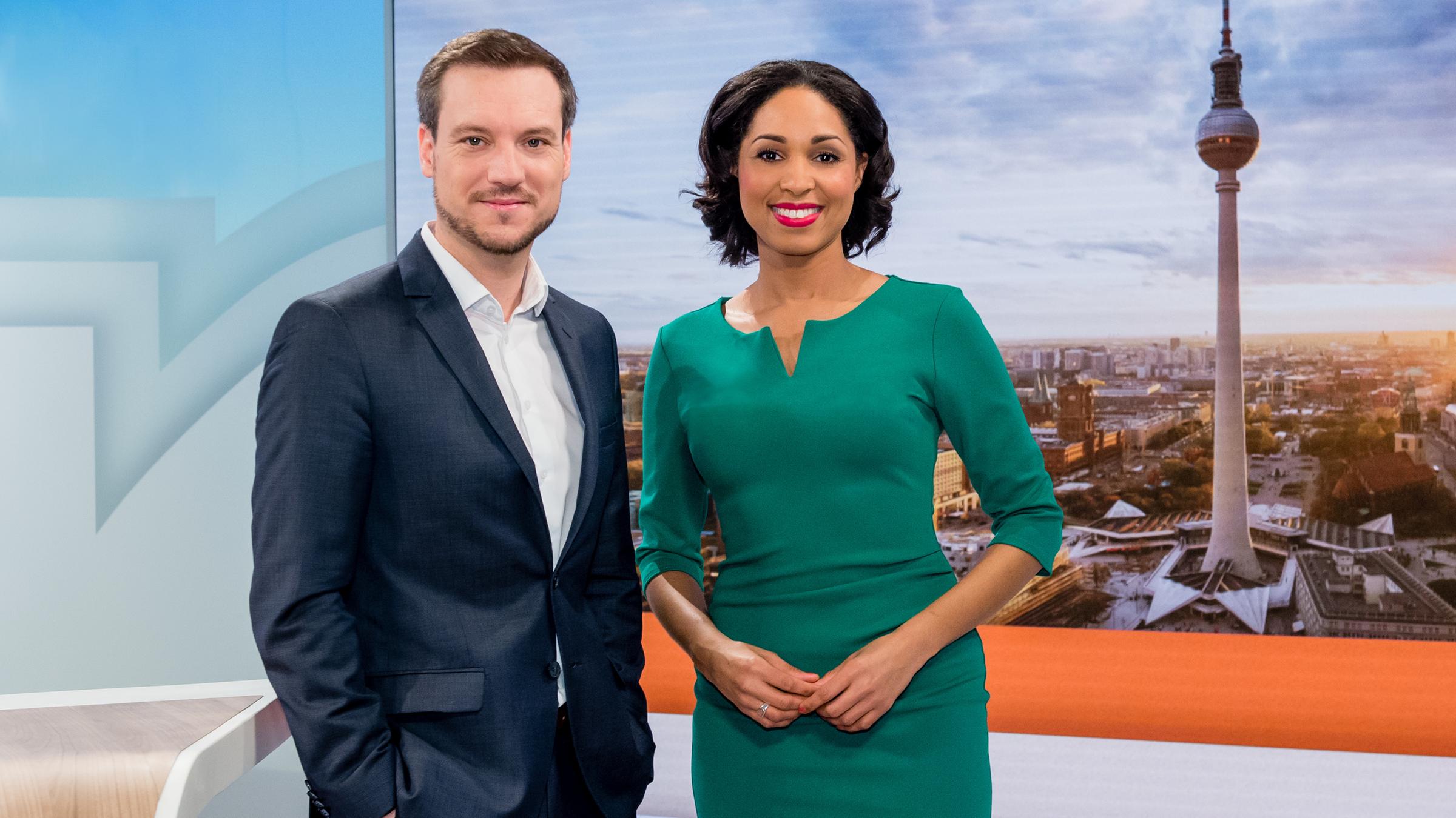 "ZDF Mittagsmagazin": Andreas Wunn und Jana Pareigis stehen nebeneinander in der Studiokulisse.