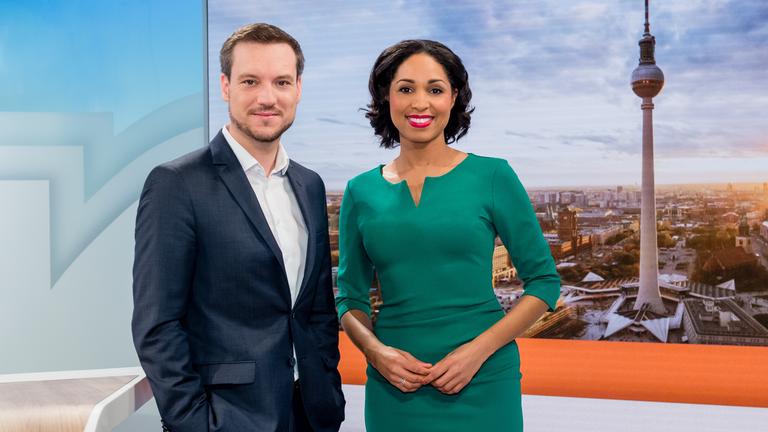 "ZDF Mittagsmagazin": Andreas Wunn und Jana Pareigis stehen nebeneinander in der Studiokulisse.