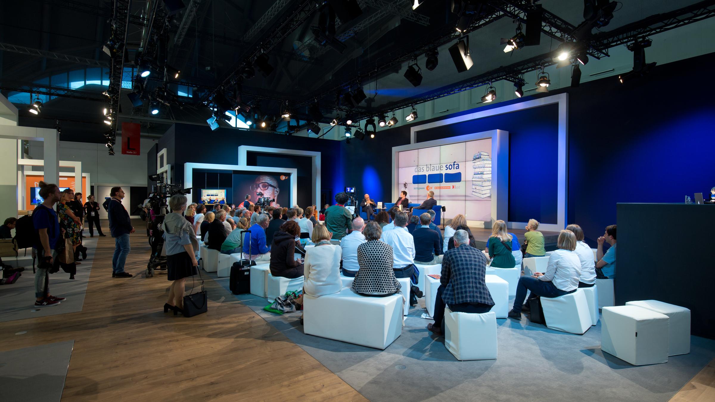 Frankfurter Buchmesse 2019: Das blaue Sofa mit Publikum im Vordergrund.