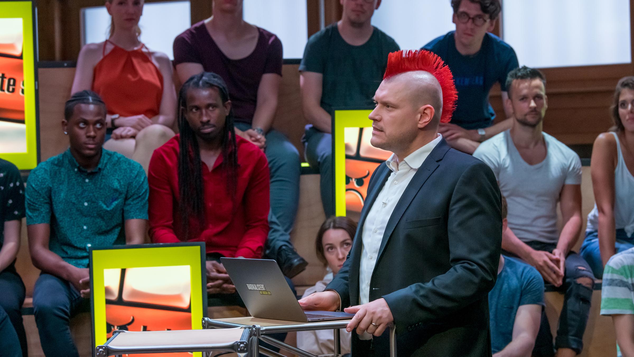 Radikalisiert - Mit Sascha Lobo: Sascha Lobo steht im Studio und spricht mit dem Publikum.