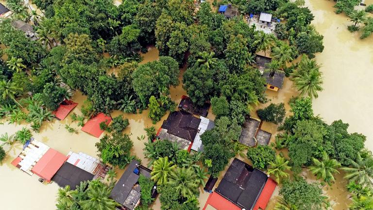"Klima außer Kontrolle: Die Fakten": Luftbild von überschwemmten Häusern in Kerala.