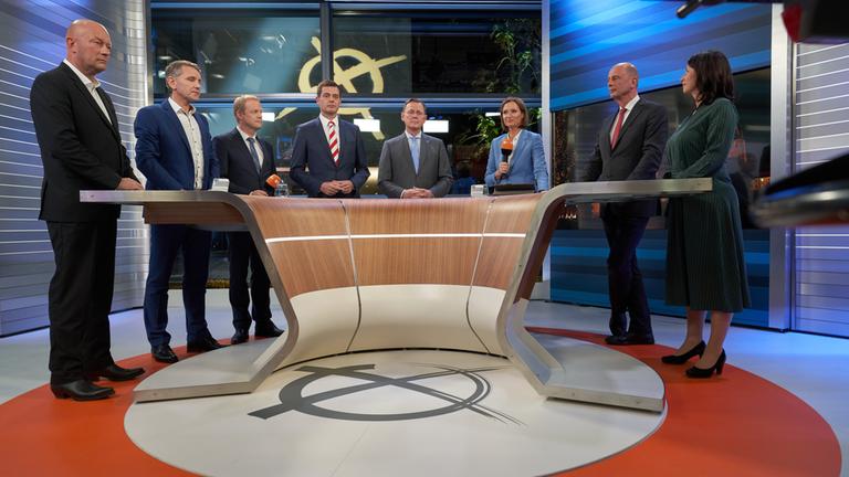 "Wahl in Thüringen - Live aus dem ZDF-Wahlstudio in Erfurt mit Bettina Schausten": v.l.n.r.: Thomas l.Kemmrich (FDP),Björn Höcke (AFD),Andreas Postel (ZDF),Mike Moring (CDU),Bodo Ramelow (Die Linke),Bettina Schausten (ZDF), Wolfgang Teifensee (SPD), Anja Siegesmund (B90/Grüne)