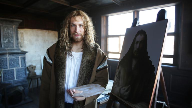 "Terra X: Albrecht Dürer Superstar": Albrecht Dürer (Jakob Tögel) steht neben einer Staffelei mit seinem Selbstportrait.