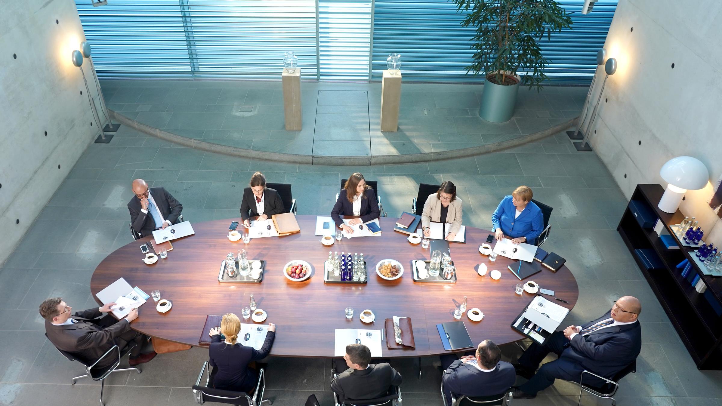 "Stunden der Entscheidung - Angela Merkel und die Flüchtlinge": Aufsicht der Teilnehmer an der Morgenlage der Kanzlerin. Unter ihnen Angela Merkel (Heike Reichenwallner, blauer Blazer), rechts daneben Peter Altmaier (Gerhard Meseke).