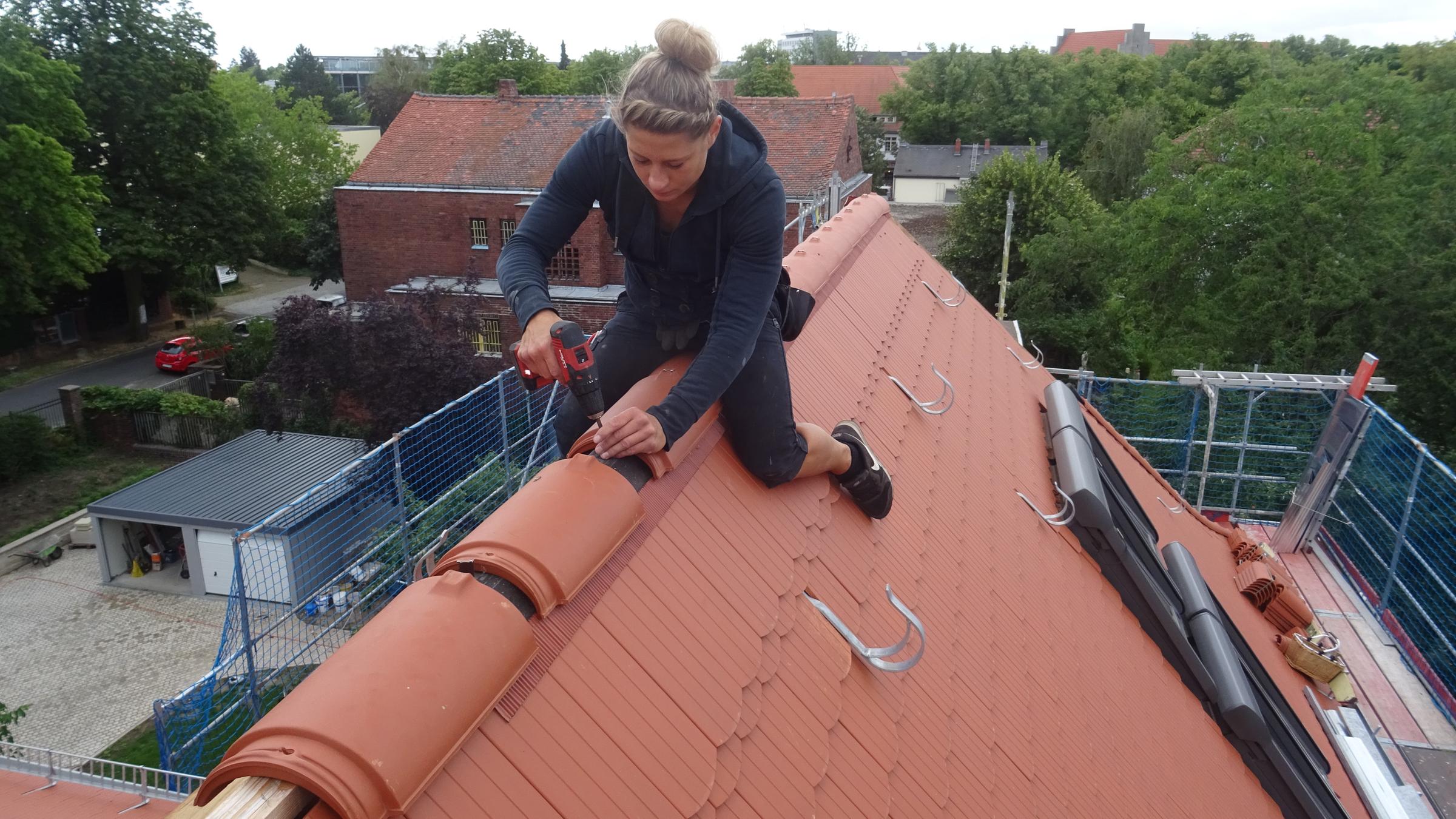 "ZDF.reportage: Dauerbaustelle Handwerk - Fachleute dringend gesucht": Dachdeckermeisterin Caoline P. auf dem Dachfirst einer Berliner Villa aus den Dreißiger Jahren.
