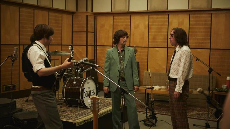 "Sketch History": Carsten Strauch, Matthias Matschke und Alexander Schubert stehen, als die Beatles verkleidet, in einem Tonstudio, die Blicke einander zugewandt.