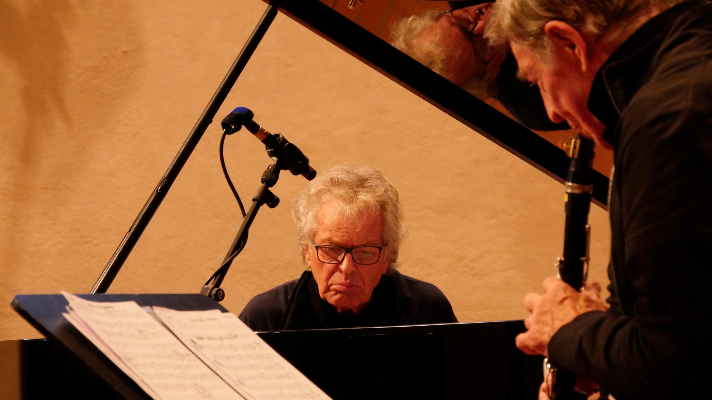 "Brüder Kühn - Zwei Musiker spielen sich frei": Joachim Kühn (am Klavier), Rolf Kühn (mit Klarinette) bei einem gemeinsamen Auftritt.