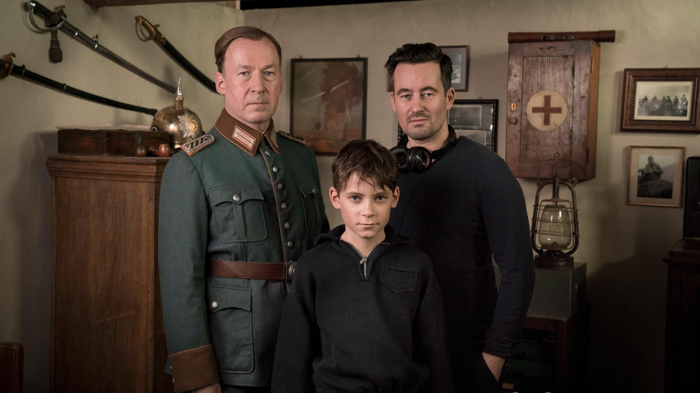 "Deutschstunde - Drehstart": Ulrich Noethen (Jens Ole Jepsen), Levi Eisenblätter (Siggi Jepsen), Regisseur Christian Schwochow