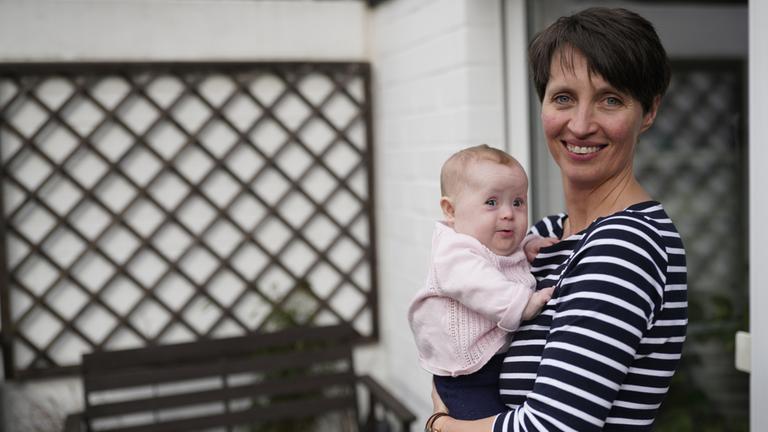"37°: Unser Baby soll leben - Wenn der Ultraschall auffällig ist": Vanessa steht mit ihrer kleinen Tochter Luisa im Arm auf dem Balkon.