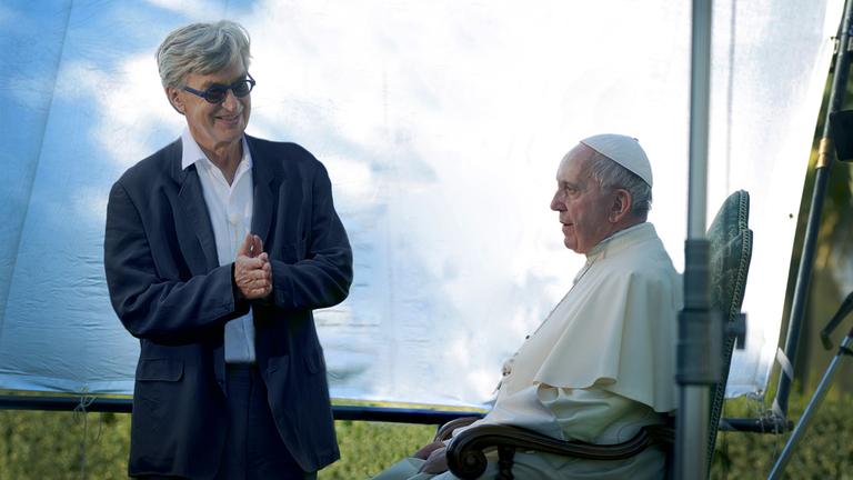"Papst Franziskus – Ein Mann seines Wortes": Außenaufnahme. Wim Wenders und Papst Franziskus bei den Vorbereitungen für ein Interview in den Vatikanischen Gärten.