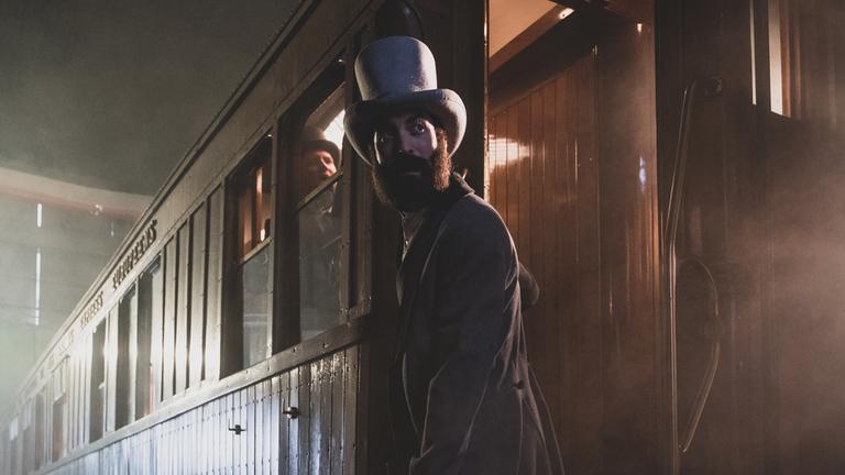 "Terra X: Orientexpress - Ein Zug schreibt Geschichte": Georges Nagelmackers (Horvath Szabolcs) steht auf Treppe des Orientexpress.