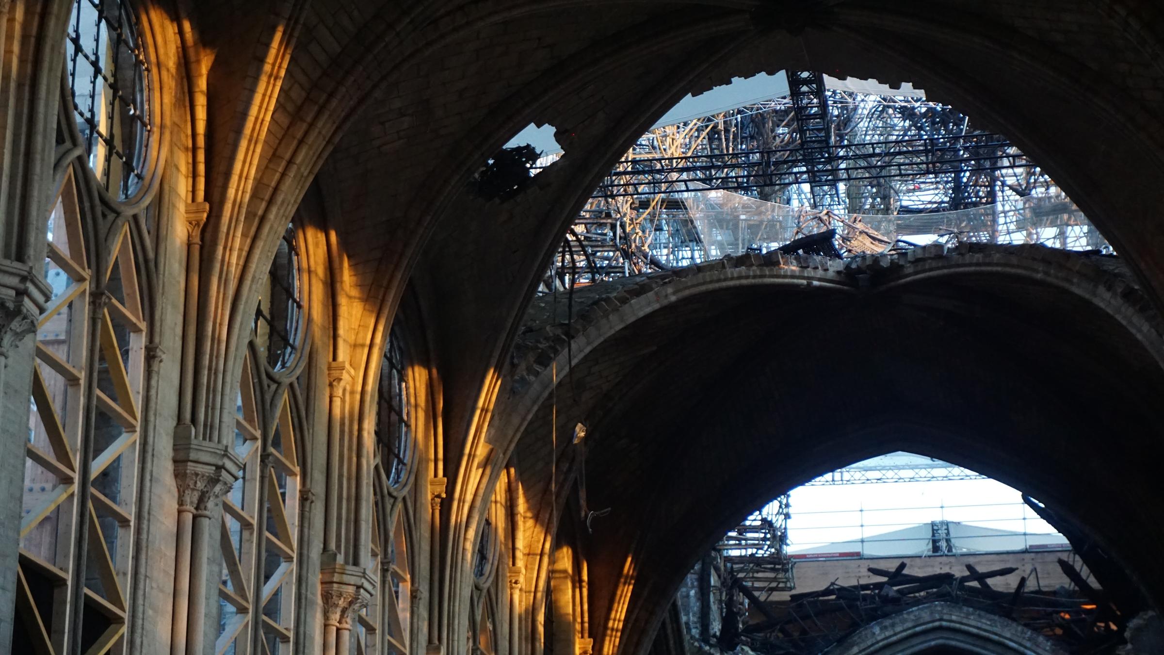 "Notre-Dame: Schöner als zuvor? – Die Debatte um den Wiederaufbau": Zerstörter Innenraum von Notre Dame.