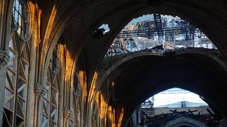 "Notre-Dame: Schöner als zuvor? – Die Debatte um den Wiederaufbau": Zerstörter Innenraum von Notre Dame.