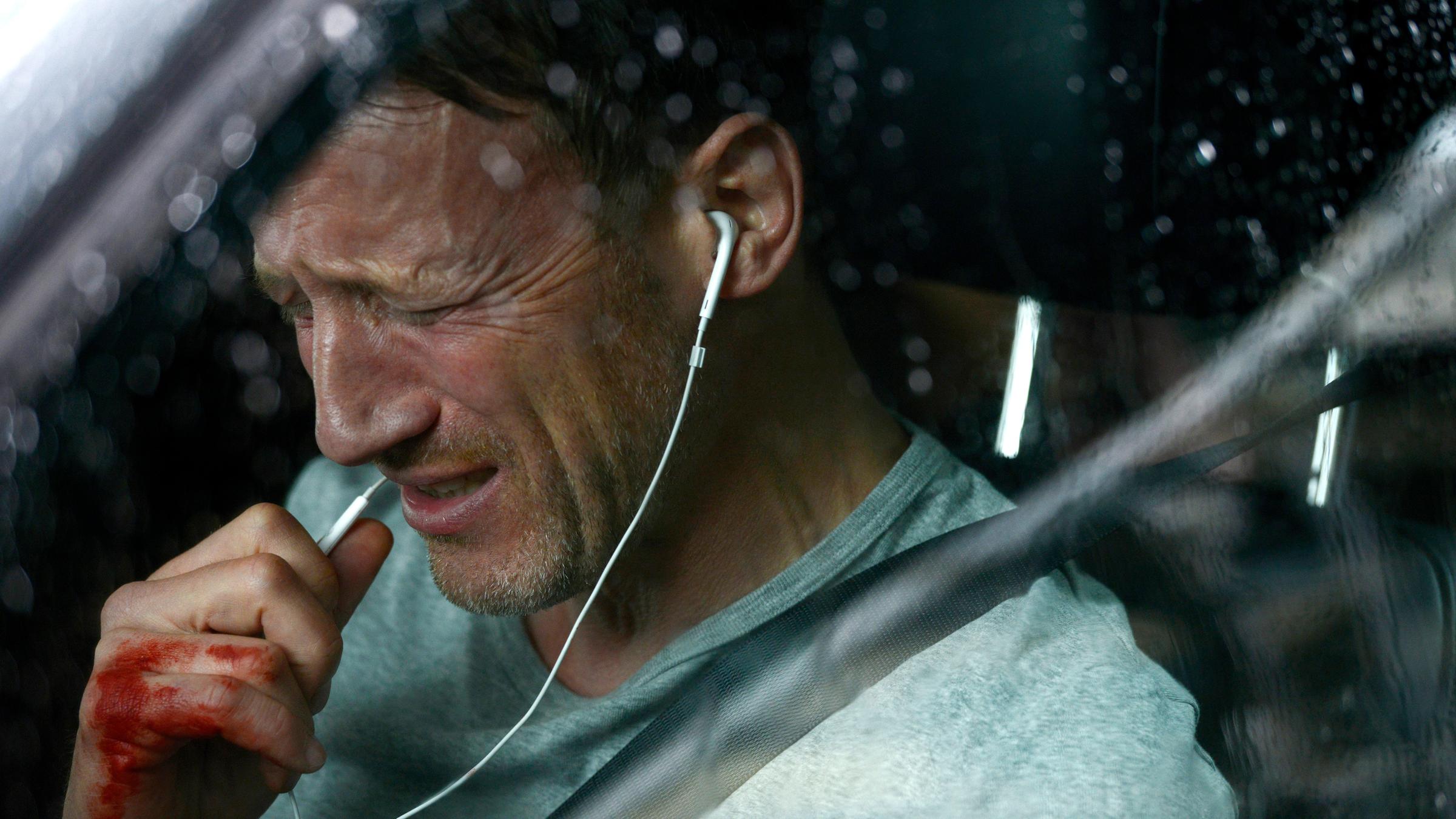 "Steig.Nicht.Aus!": Karl (Wotan Wilke Möhring) sitzt weinend am Steuer des Autos.