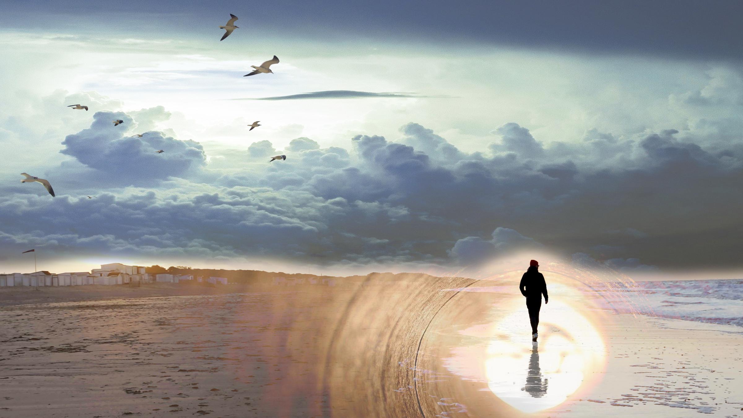 "Blick in die Ewigkeit? - Der Tod und das Danach":  Silhouette einer Person, die umgeben von Licht am stürmischen Strand spazieren geht.