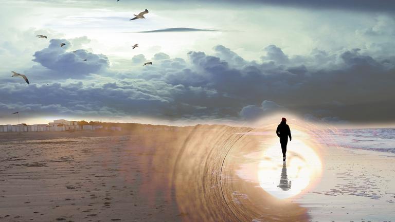 "Blick in die Ewigkeit? - Der Tod und das Danach":  Silhouette einer Person, die umgeben von Licht am stürmischen Strand spazieren geht.