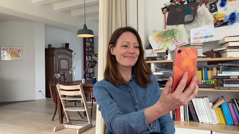 "Drinnen - Im Internet sind alle gleich": Protagonistin Charlotte (Lavinia Wilson) nimmt in ihrer Wohnung über ihr Smartphone eine Video-Nachricht auf.