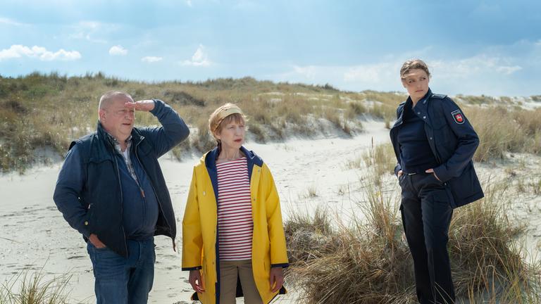 "SOKO Wismar - Nach der Ebbe kommt der Tod (90'-Special)": Jan Reuter (Udo Kroschwald), Helene Sturbeck (Katharina Blaschke) und Karine Jaspers (Hanna Plaß)stehen in den Dünen von Langeoog.