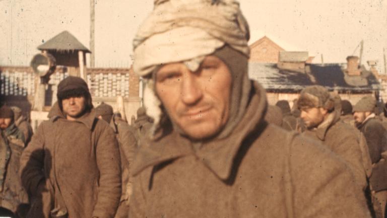  "Wir im Krieg: Privatfilme aus Hitlers Reich": Sowjetische Kriegsgefangene mit Lumpen um den Kopf blicken in die Kamera.