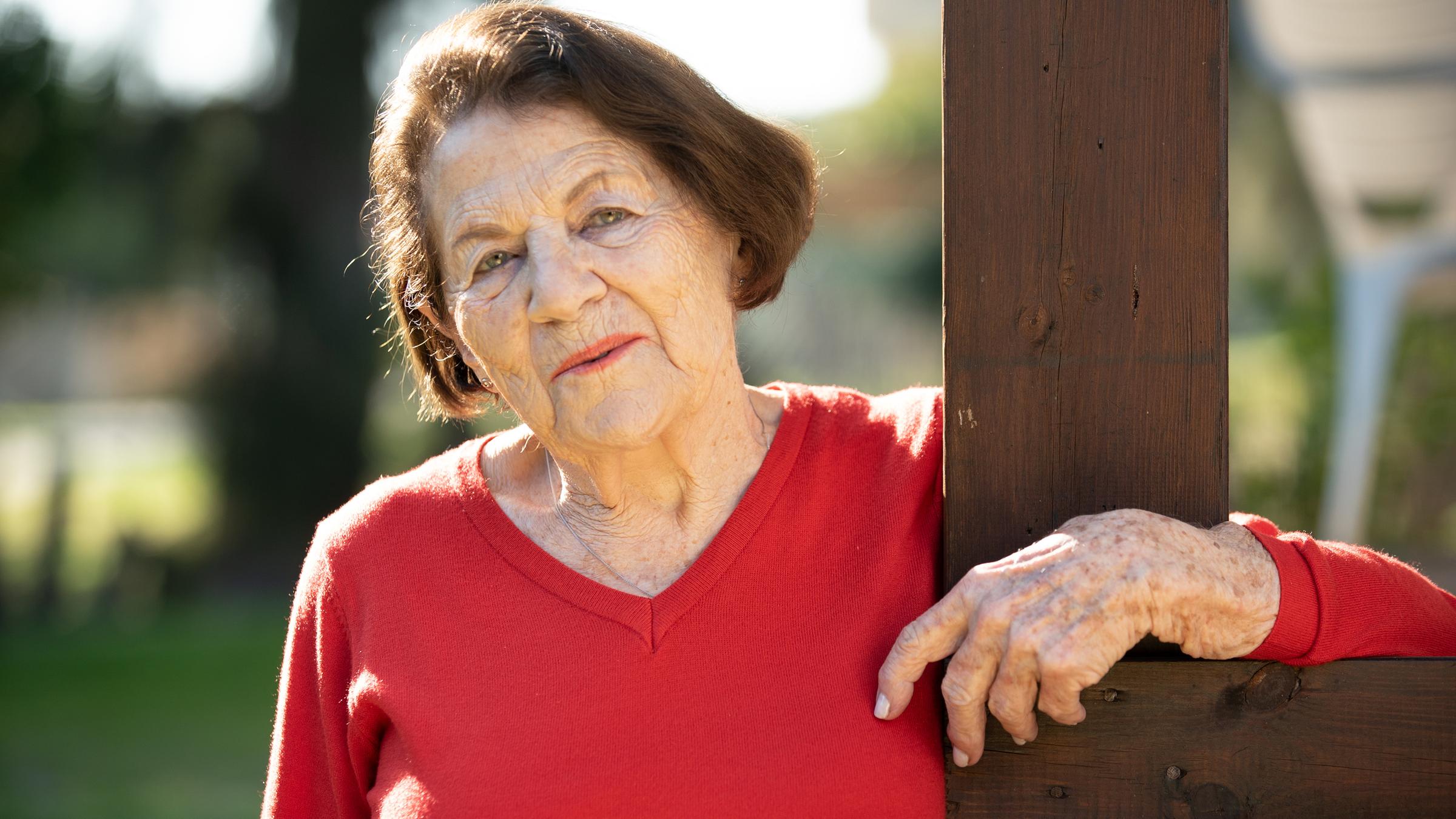 "37°: Zum Glück gab's diese Kuh - Wie Eva Erben den Holocaust überlebte": Eva Erben steht im Garten und schaut in die Kamera.