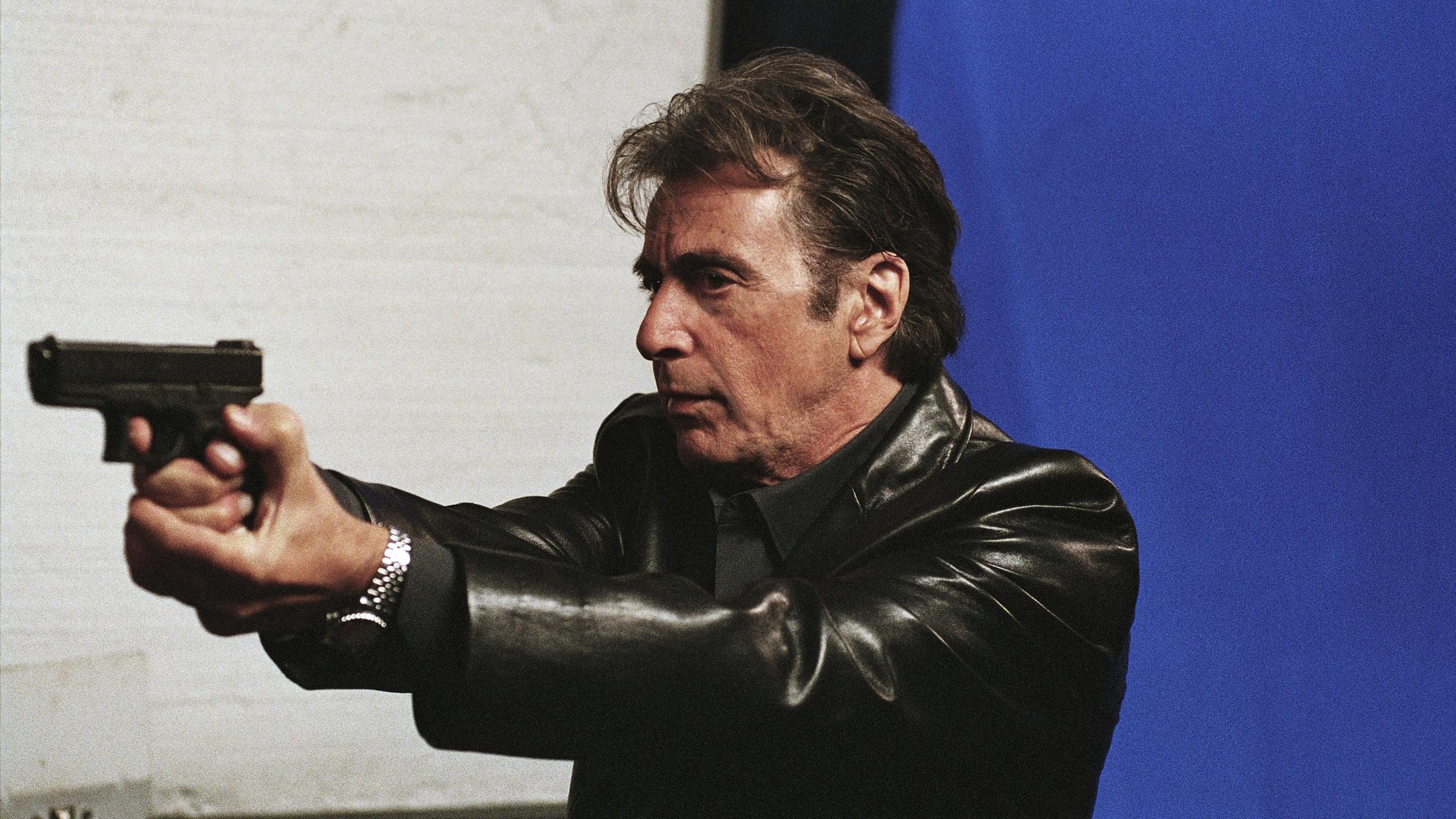 "Kurzer Prozess - Righteous Kill": Nahaufnahme von David "Rooster" Fisk (Al Pacino). Er zielt mit seiner Pistole.