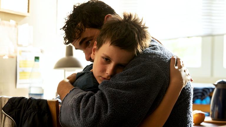 "Das Versprechen": Vater und Sohn umarmen sich.