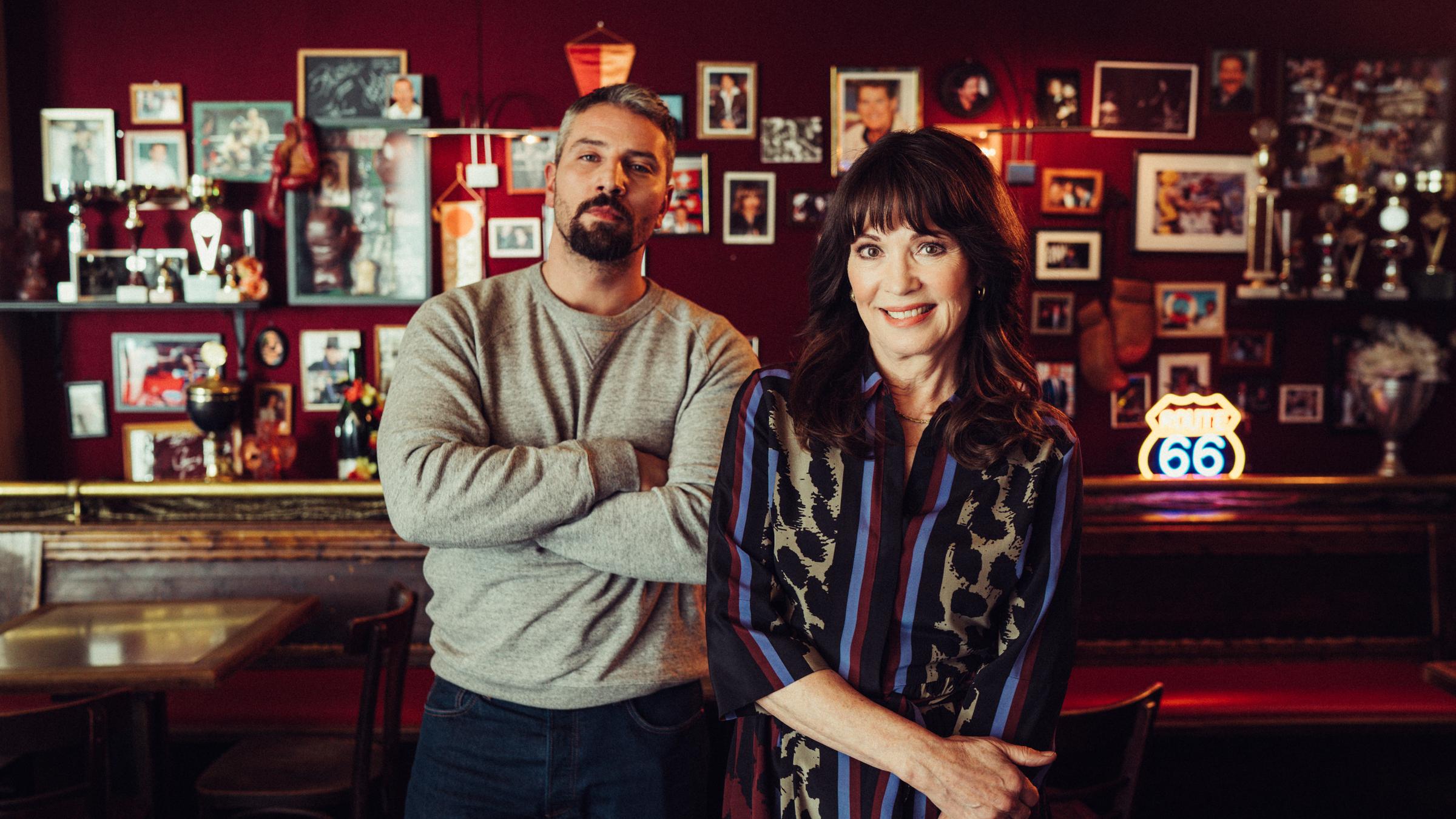  "Nicht tot zu kriegen": "Nicht tot zu kriegen": Ex-Polizist Robert Fallner (Murathan Muslu) steht in einer Bar hinter Simone Mankus (Iris Berben). An seiner Haltung ist zu erkennen, dass er als Bodyguard auf Simone aufpasst.