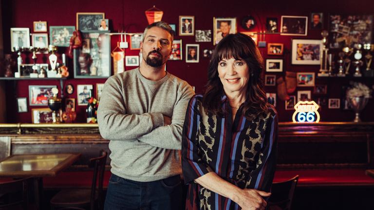  "Nicht tot zu kriegen": "Nicht tot zu kriegen": Ex-Polizist Robert Fallner (Murathan Muslu) steht in einer Bar hinter Simone Mankus (Iris Berben). An seiner Haltung ist zu erkennen, dass er als Bodyguard auf Simone aufpasst.