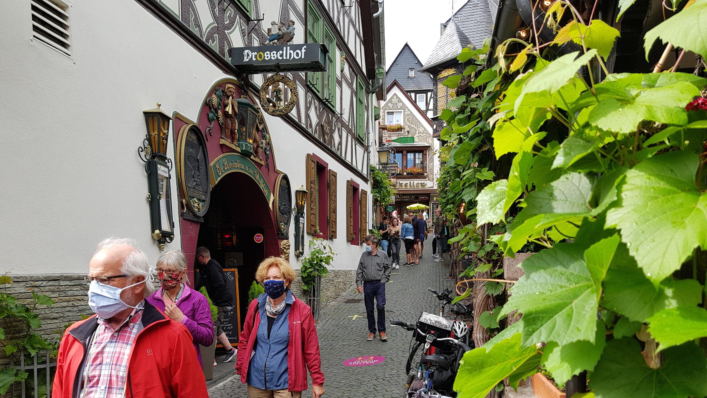 "ZDF.reportage: Ein Sommer, wie er früher einmal war - Von Sylt bis an die Zugspitze": Blick in die Drosselgasse. Nur wenige Menschen sind zu sehen.