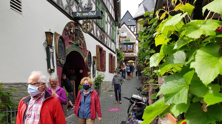 "ZDF.reportage: Ein Sommer, wie er früher einmal war - Von Sylt bis an die Zugspitze": Blick in die Drosselgasse. Nur wenige Menschen sind zu sehen.