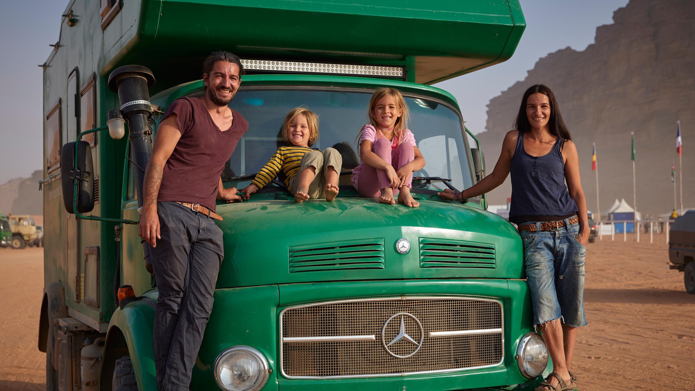 "Terra X - Abenteuer Freiheit: Unterwegs auf der Seidenstraße": Der umgebaute grüne LKW mit dem Familie Schmitt unterwegs ist.